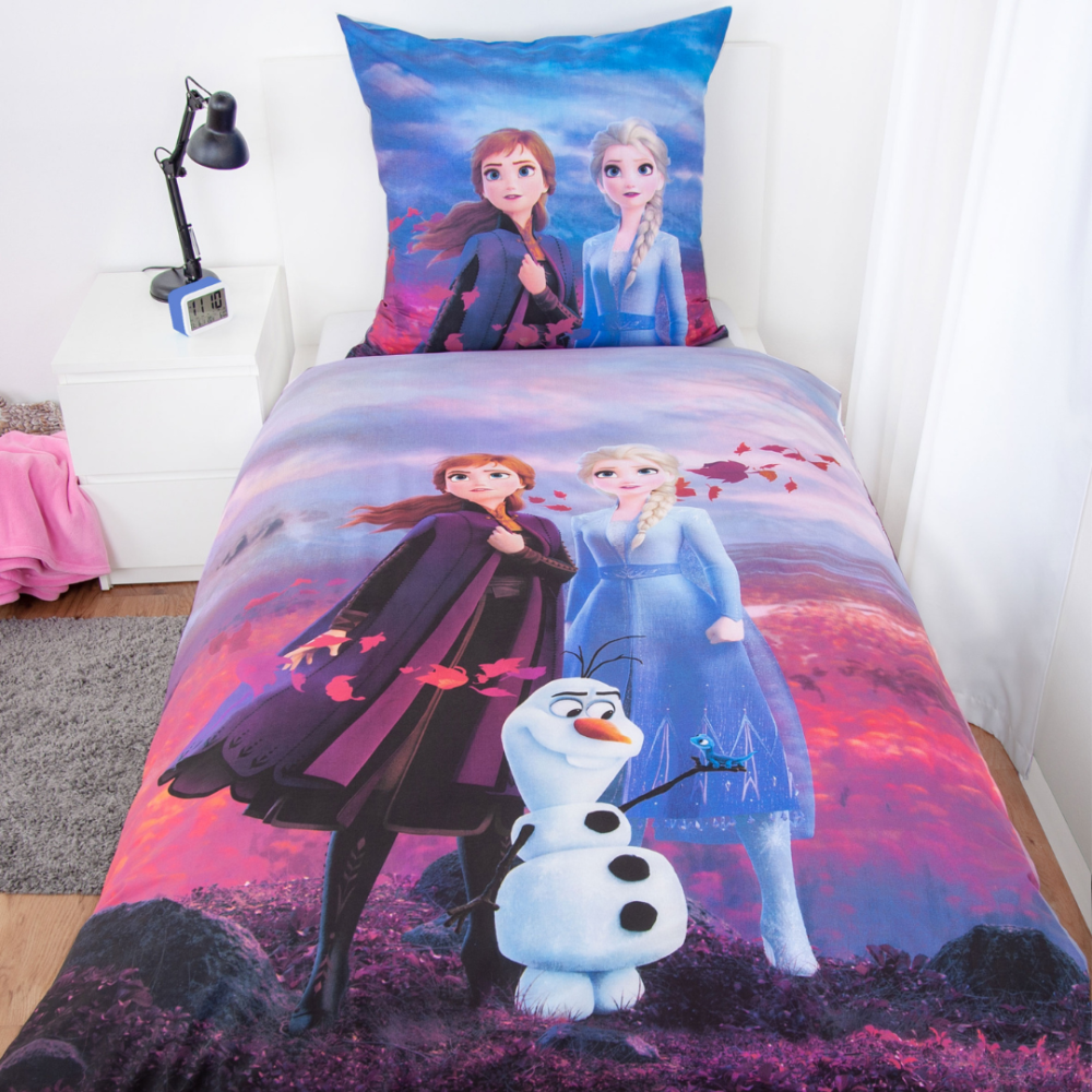 Gultas veļas komplekts „Frozen“. Kokvilnas gultas veļa, 135x200 cm. „frozen“ dizains ar annu, elzu, olafu un rudens krāsu fonu. Gultas veļas komplekts „Frozen“. Kokvilnas gultas veļa, 135x200 cm. „frozen“ dizains ar annu, elzu, olafu un rudens krāsu fonu.