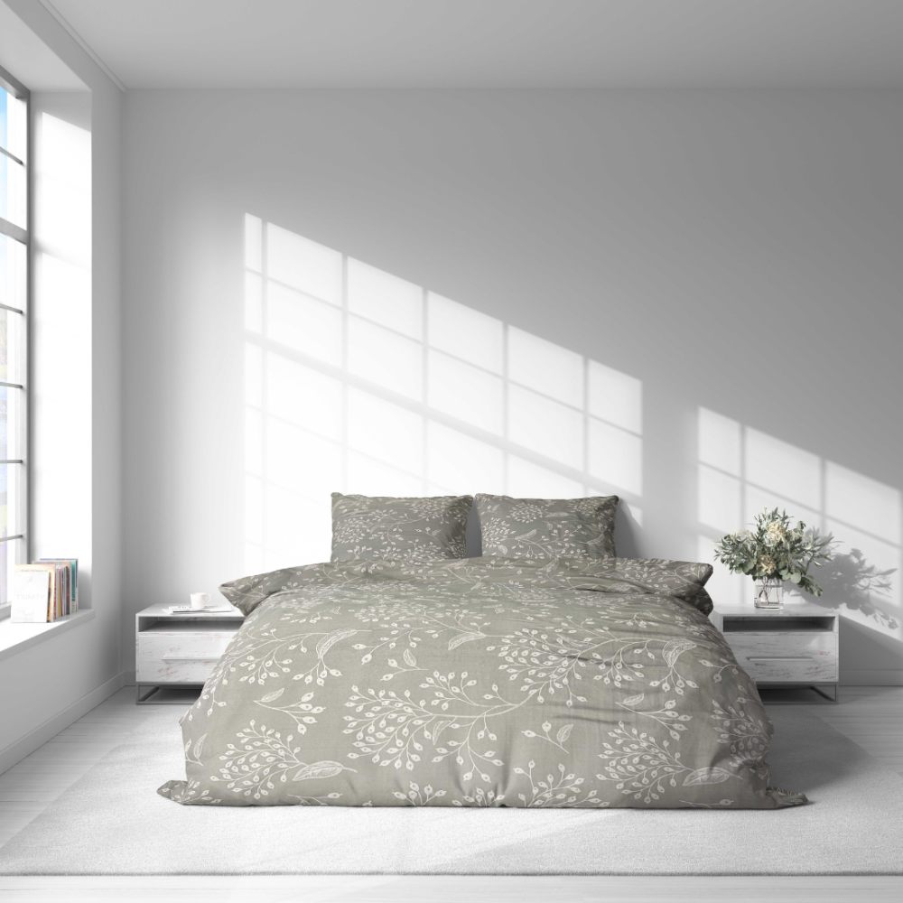 Gultas veļas komplekts „Grandiflora“. Gultas veļas komplekti 140x200, 140x200 cm, 200x200 cm, 200x220 cm. Dizainu papildina harmoniski baltie augļu motīvi, kuros saplūst zari un nelielas lapu grupas.