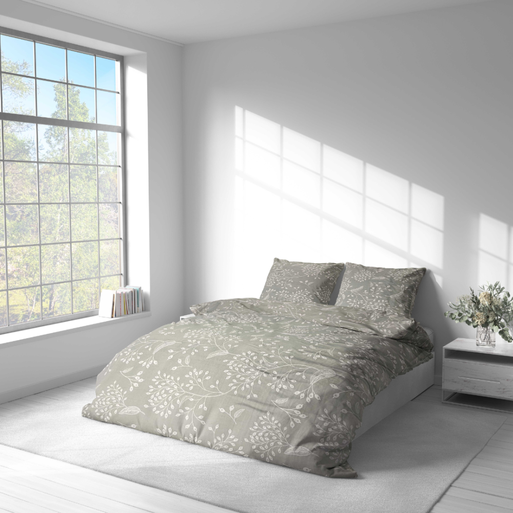 Gultas veļas komplekts „Grandiflora“. Gultas veļas komplekti 140x200, 140x200 cm, 200x200 cm, 200x220 cm. Gultas veļas komplekta dizainu veido pelēks fons ar baltām smalkām zariņu un lapu dekorācijām.
