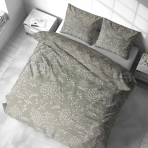 Gultas veļas komplekts „Grandiflora“. Gultas veļas komplekti 140x200, 140x200 cm, 200x200 cm, 200x220 cm. Kompozīcijā dominē pelēkā fonā smalki balti augļu akcenti, kas piešķir rakstam elegantu vieglumu.