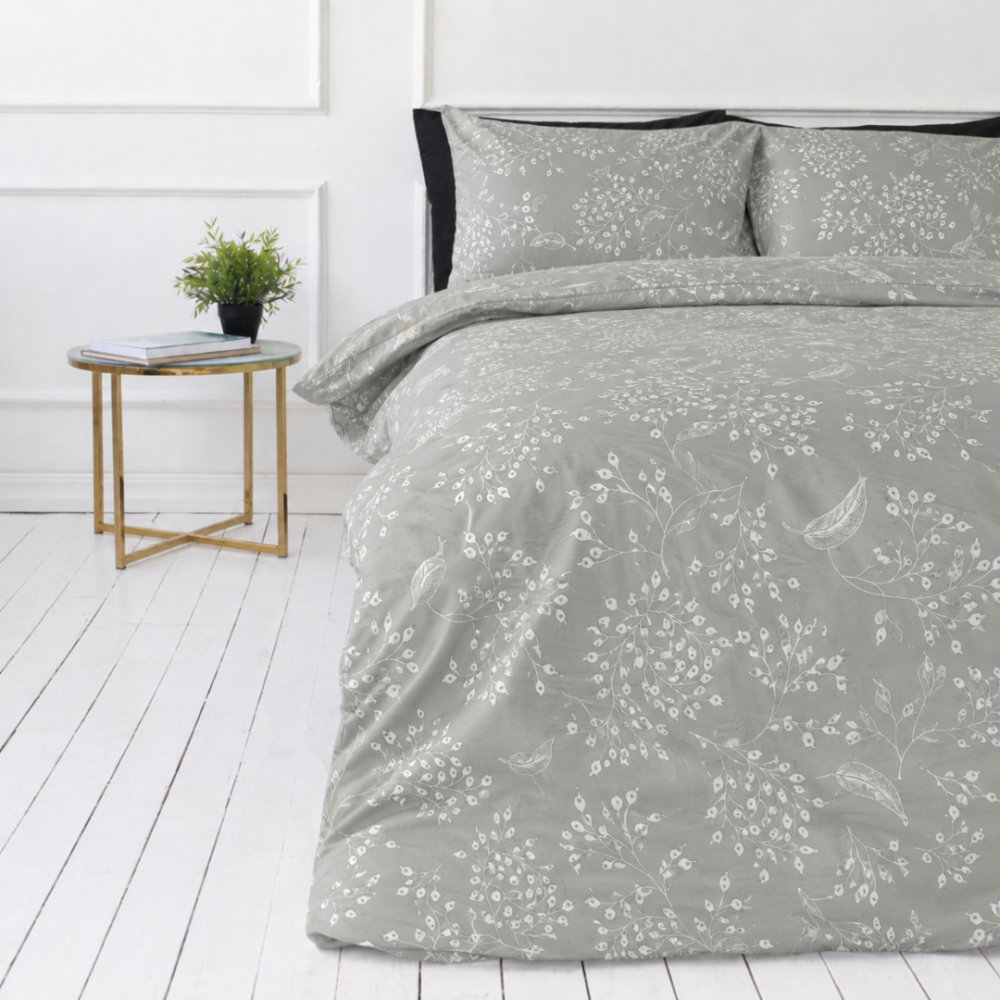 Gultas veļas komplekts „Grandiflora“. Rakstaina gultas veļa, 140x200 cm, 200x200 cm, 200x220 cm. Gultas veļas komplekta dizainu veido pelēks fons ar baltām smalkām zariņu un lapu dekorācijām. Gultas veļas komplekts „Grandiflora“. Rakstaina gultas veļa, 140x200 cm, 200x200 cm, 200x220 cm. Gultas veļas komplekta dizainu veido pelēks fons ar baltām smalkām zariņu un lapu dekorācijām.