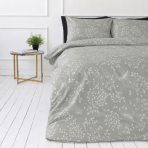 Gultas veļas komplekts „Grandiflora“. Rakstaina gultas veļa, 140x200 cm, 200x200 cm, 200x220 cm. Gultas veļas komplekta dizainu veido pelēks fons ar baltām smalkām zariņu un lapu dekorācijām. Gultas veļas komplekts „Grandiflora“. Rakstaina gultas veļa, 140x200 cm, 200x200 cm, 200x220 cm. Gultas veļas komplekta dizainu veido pelēks fons ar baltām smalkām zariņu un lapu dekorācijām.