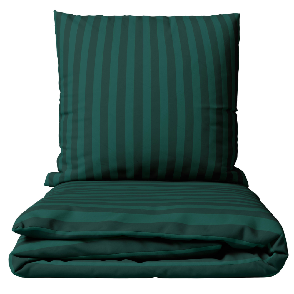 Gultas veļas komplekts „Green Stripes“. Gultas veļas komplekti 140x200, 140x200 cm, 160x200 cm, 200x200 cm, 200x220 cm. Tumši zaļš gultas veļas komplekts ar izsmalcinātu svītru rakstu, kas piešķir dziļumu un eleganci jebkuram guļamistabas interjeram.