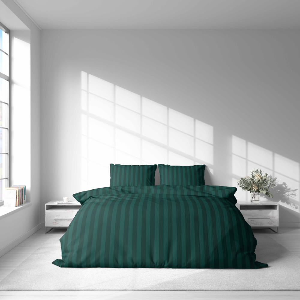Gultas veļas komplekts „Green Stripes“. Gultas veļas komplekti 140x200, 140x200 cm, 160x200 cm, 200x200 cm, 200x220 cm. Gultas veļas komplekts bagātīgā tumši zaļā krāsā ar smalku svītru rakstu, kas piedāvā modernu un šiku izskatu jūsu guļamistabai.