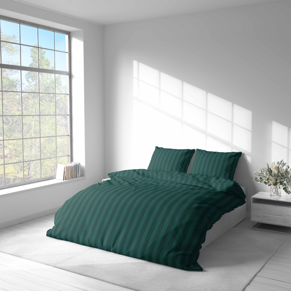 Gultas veļas komplekts „Green Stripes“. Gultas veļas komplekti 140x200, 140x200 cm, 160x200 cm, 200x200 cm, 200x220 cm. Elegants tumši zaļš gultas veļas komplekts ar mūžīgu svītru rakstu, kas lieliski sader ar dažādiem interjera dizaina stiliem.