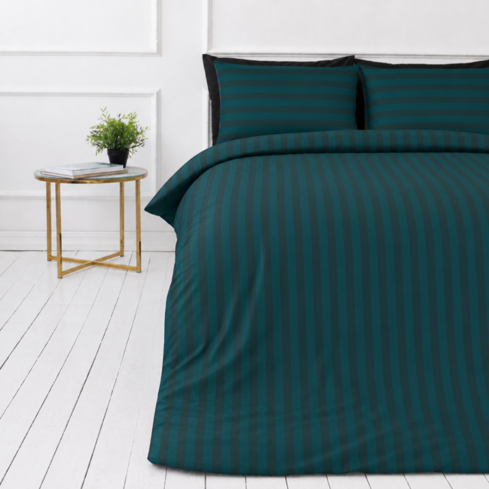 Gultas veļas komplekts „Green Stripes“. Rakstaina gultas veļa, 140x200 cm, 150x200 cm, 160x200 cm, 180x200 cm, 200x200 cm, 200x220 cm. Grezns tumši zaļš gultas veļas komplekts ar klasisku svītru rakstu, kas ir ideāli piemērots stilīgai un ērtai miega videi. Gultas veļas komplekts „Green Stripes“. Rakstaina gultas veļa, 140x200 cm, 150x200 cm, 160x200 cm, 180x200 cm, 200x200 cm, 200x220 cm. Grezns tumši zaļš gultas veļas komplekts ar klasisku svītru rakstu, kas ir ideāli piemērots stilīgai un ērtai miega videi.