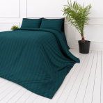 Gultas veļas komplekts „Green Stripes“. Rakstaina gultas veļa, 140x200 cm, 150x200 cm, 160x200 cm, 180x200 cm, 200x200 cm, 200x220 cm. Gultas veļas komplekts bagātīgā tumši zaļā krāsā ar smalku svītru rakstu, kas piedāvā modernu un šiku izskatu jūsu guļamistabai. Gultas veļas komplekts „Green Stripes“. Rakstaina gultas veļa, 140x200 cm, 150x200 cm, 160x200 cm, 180x200 cm, 200x200 cm, 200x220 cm. Gultas veļas komplekts bagātīgā tumši zaļā krāsā ar smalku svītru rakstu, kas piedāvā modernu un šiku izskatu jūsu guļamistabai.