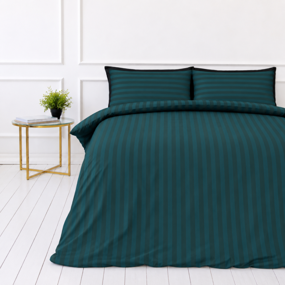 Gultas veļas komplekts „Green Stripes“. Rakstaina gultas veļa, 140x200 cm, 150x200 cm, 160x200 cm, 180x200 cm, 200x200 cm, 200x220 cm. Elegants tumši zaļš gultas veļas komplekts ar mūžīgu svītru rakstu, kas lieliski sader ar dažādiem interjera dizaina stiliem. Gultas veļas komplekts „Green Stripes“. Rakstaina gultas veļa, 140x200 cm, 150x200 cm, 160x200 cm, 180x200 cm, 200x200 cm, 200x220 cm. Elegants tumši zaļš gultas veļas komplekts ar mūžīgu svītru rakstu, kas lieliski sader ar dažādiem interjera dizaina stiliem.