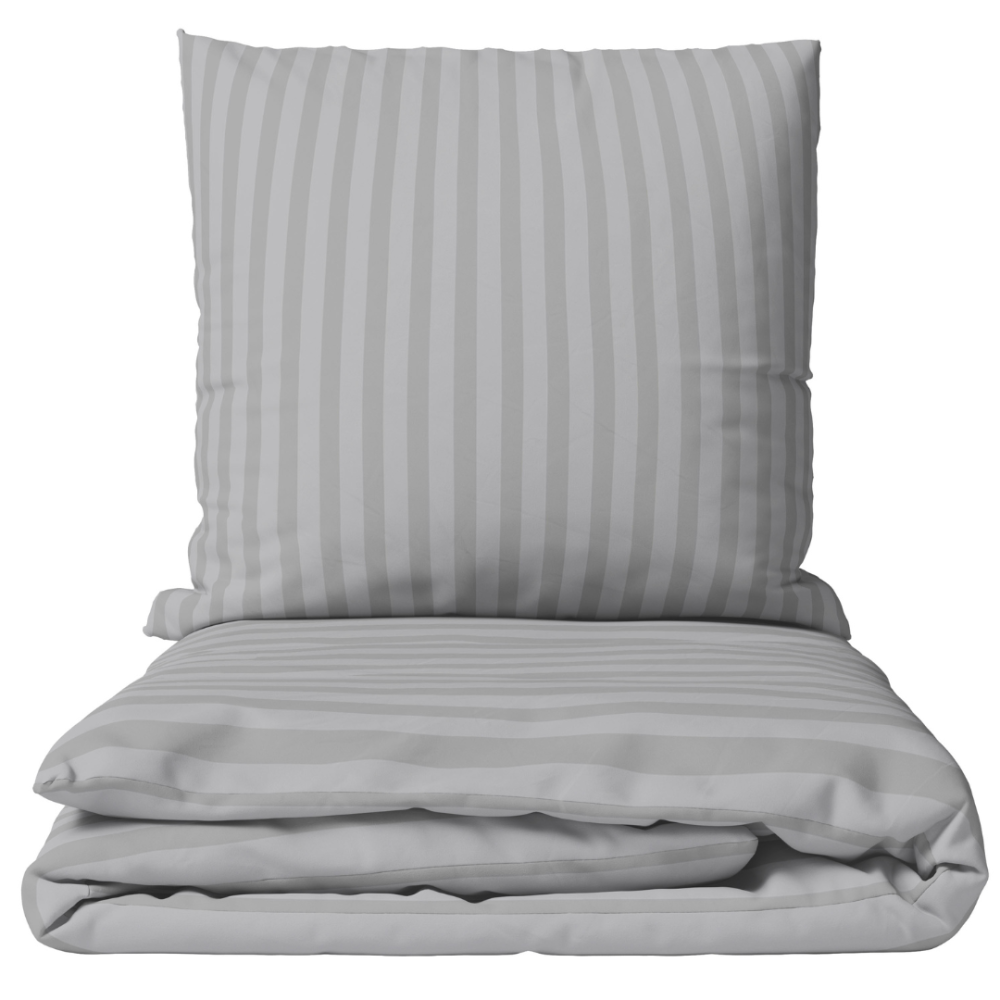 Gultas veļas komplekts „Grey Stripes“. Gultas veļas komplekti 140x200, 140x200 cm, 160x200 cm, 200x200 cm, 200x220 cm. Pelēks gultas veļas komplekts ar smalku svītru rakstu, kas piešķir mūsdienīgu un gludu izskatu jūsu guļamistabai.
