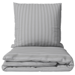Gultas veļas komplekts „Grey Stripes“. Gultas veļas komplekti 140x200, 140x200 cm, 160x200 cm, 200x200 cm, 200x220 cm. Pelēks gultas veļas komplekts ar smalku svītru rakstu, kas piešķir mūsdienīgu un gludu izskatu jūsu guļamistabai.