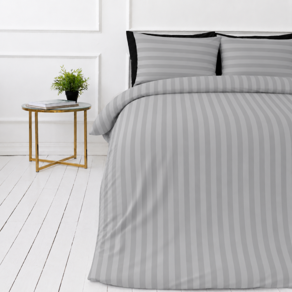 Gultas veļas komplekts „Grey Stripes“. Rakstaina gultas veļa, 140x200 cm, 150x200 cm, 160x200 cm, 180x200 cm, 200x200 cm, 200x220 cm. Elegants pelēks gultas veļas komplekts ar svītru rakstu, kas piešķir modernu un stilīgu akcentu jūsu miega telpai. Gultas veļas komplekts „Grey Stripes“. Rakstaina gultas veļa, 140x200 cm, 150x200 cm, 160x200 cm, 180x200 cm, 200x200 cm, 200x220 cm. Elegants pelēks gultas veļas komplekts ar svītru rakstu, kas piešķir modernu un stilīgu akcentu jūsu miega telpai.
