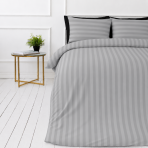 Gultas veļas komplekts „Grey Stripes“. Rakstaina gultas veļa, 140x200 cm, 150x200 cm, 160x200 cm, 180x200 cm, 200x200 cm, 200x220 cm. Elegants pelēks gultas veļas komplekts ar svītru rakstu, kas piešķir modernu un stilīgu akcentu jūsu miega telpai. Gultas veļas komplekts „Grey Stripes“. Rakstaina gultas veļa, 140x200 cm, 150x200 cm, 160x200 cm, 180x200 cm, 200x200 cm, 200x220 cm. Elegants pelēks gultas veļas komplekts ar svītru rakstu, kas piešķir modernu un stilīgu akcentu jūsu miega telpai.