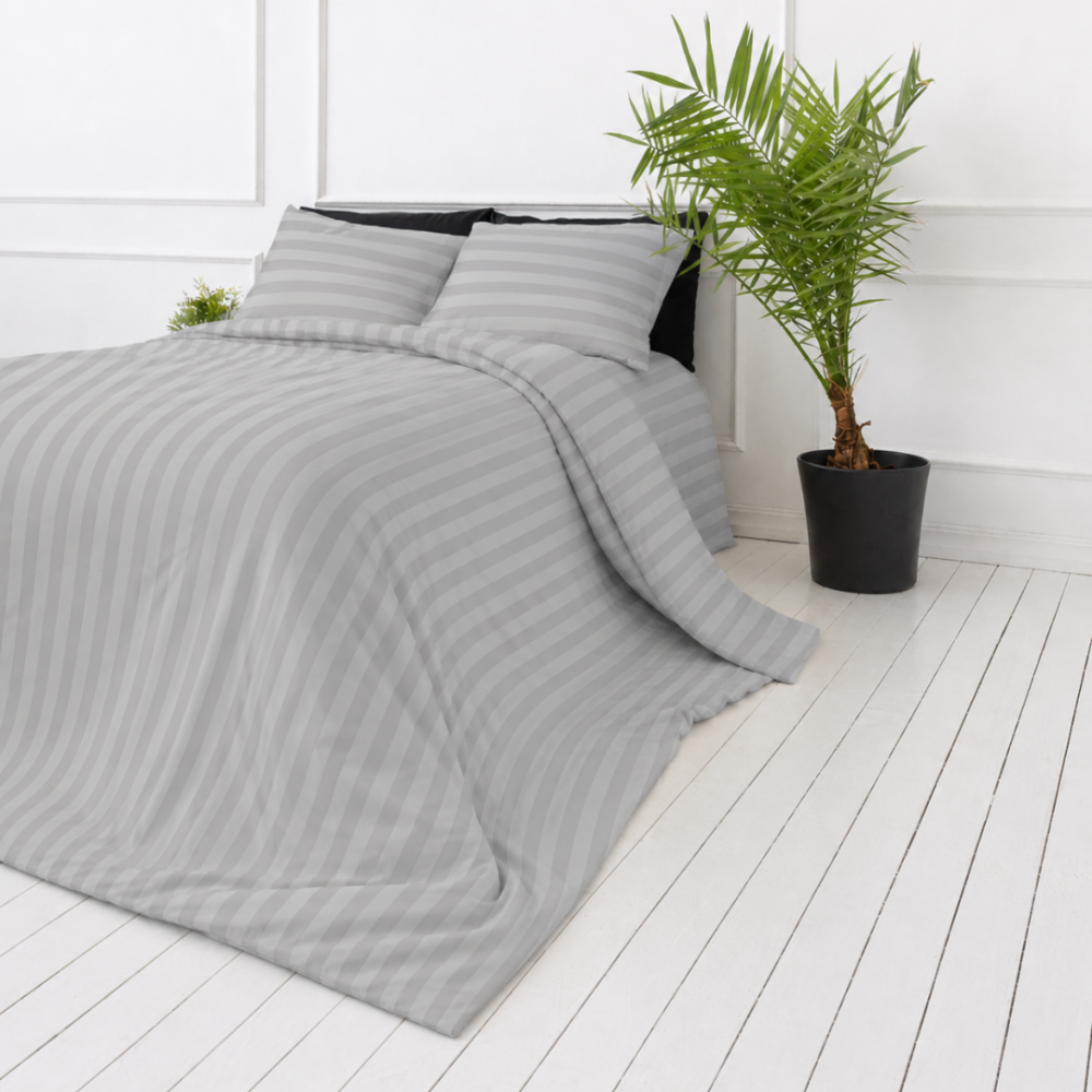 Gultas veļas komplekts „Grey Stripes“. Rakstaina gultas veļa, 140x200 cm, 150x200 cm, 160x200 cm, 180x200 cm, 200x200 cm, 200x220 cm. Gluds un šiks pelēks gultas veļas komplekts ar minimālistisku svītru rakstu, kas uzlabo jebkuras telpas estētiku. Gultas veļas komplekts „Grey Stripes“. Rakstaina gultas veļa, 140x200 cm, 150x200 cm, 160x200 cm, 180x200 cm, 200x200 cm, 200x220 cm. Gluds un šiks pelēks gultas veļas komplekts ar minimālistisku svītru rakstu, kas uzlabo jebkuras telpas estētiku.