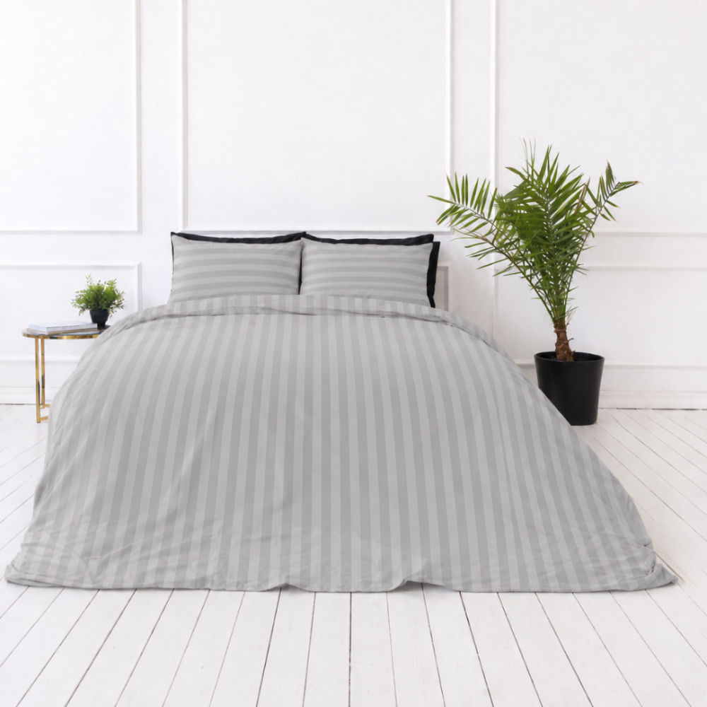 Gultas veļas komplekts „Grey Stripes“. Rakstaina gultas veļa, 140x200 cm, 150x200 cm, 160x200 cm, 180x200 cm, 200x200 cm, 200x220 cm. Mīkstas pelēkas krāsas gultas veļas komplekts ar klasisku svītru rakstu, kas ir ideāli piemērots izsmalcinātai un mājīgai guļamistabai. Gultas veļas komplekts „Grey Stripes“. Rakstaina gultas veļa, 140x200 cm, 150x200 cm, 160x200 cm, 180x200 cm, 200x200 cm, 200x220 cm. Mīkstas pelēkas krāsas gultas veļas komplekts ar klasisku svītru rakstu, kas ir ideāli piemērots izsmalcinātai un mājīgai guļamistabai.