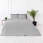 Gultas veļas komplekts „Grey Stripes“. Rakstaina gultas veļa, 140x200 cm, 150x200 cm, 160x200 cm, 180x200 cm, 200x200 cm, 200x220 cm. Mīkstas pelēkas krāsas gultas veļas komplekts ar klasisku svītru rakstu, kas ir ideāli piemērots izsmalcinātai un mājīgai guļamistabai. Gultas veļas komplekts „Grey Stripes“. Rakstaina gultas veļa, 140x200 cm, 150x200 cm, 160x200 cm, 180x200 cm, 200x200 cm, 200x220 cm. Mīkstas pelēkas krāsas gultas veļas komplekts ar klasisku svītru rakstu, kas ir ideāli piemērots izsmalcinātai un mājīgai guļamistabai.