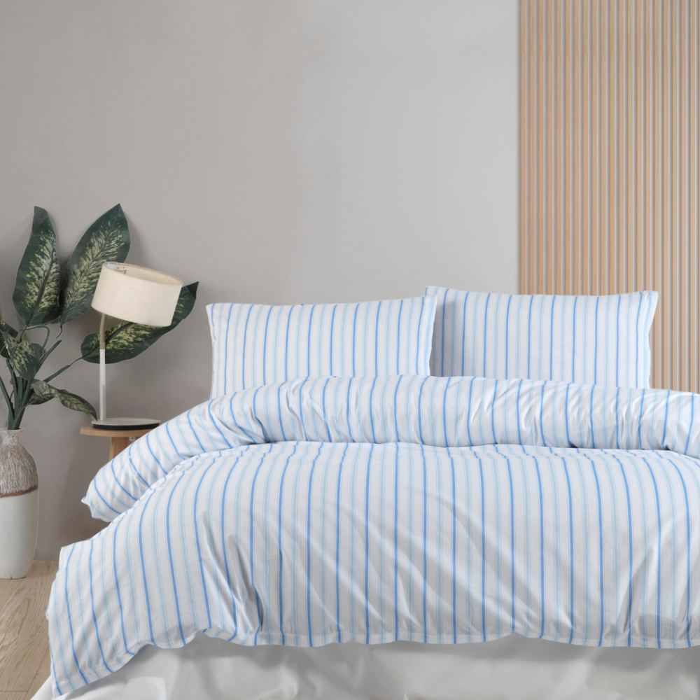 Gultas veļas komplekts „ Helene“. Balta gultasveļa, 140x200 cm, 200x200 cm, 200x220 cm. Gultasveļas komplekts ar gaišiem toņiem un elegantām gaiši zilām un baltām svītrām, kas pastiprina jūsu guļamistabas telpas šarmu.