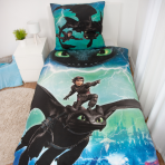 Gultas veļas komplekts „How to train your dragon“. Kokvilnas gultas veļa, 135x200 cm. Gultas veļas dizains zilos, zaļos un melnos toņos ar pūķi, jātnieku un zibens motīviem.
