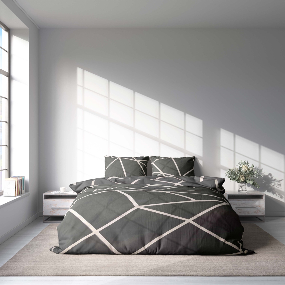 Gultas veļas komplekts „Infiniel“. Gultas veļas komplekti 140x200, 140x200 cm, 160x200 cm, 200x200 cm, 200x220 cm, 220x240 cm. Tuvplāns tumši pelēkai gultasveļai ar krustojošām baltām līnijām, kas izceļ dinamisku un māksliniecisku rakstu.