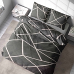 Gultas veļas komplekts „Infiniel“. Gultas veļas komplekti 140x200, 140x200 cm, 160x200 cm, 200x200 cm, 200x220 cm, 220x240 cm. Minimālistiska guļamistaba ar tumši pelēku gultasveļas komplektu, izceļot asās baltās līnijas, kas lieliski kontrastē ar piesātināti pelēko fonu.