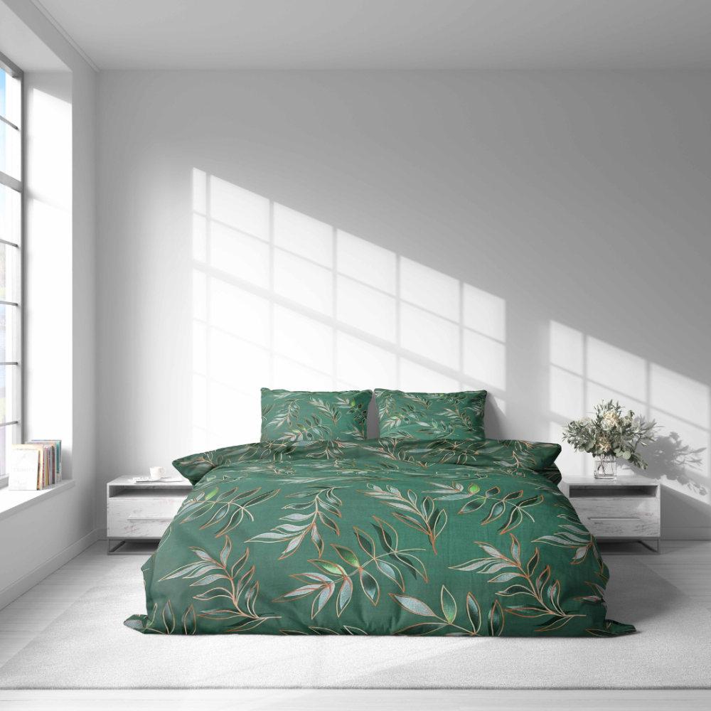 Gultas veļas komplekts „Jade Leaves“. Kokvilnas gultas veļa, 140x200 cm, 200x200 cm, 200x220 cm, 220x240 cm. Mūsdienīgs botāniskais dizains ar smalkām vara līnijām zaļā fonā.