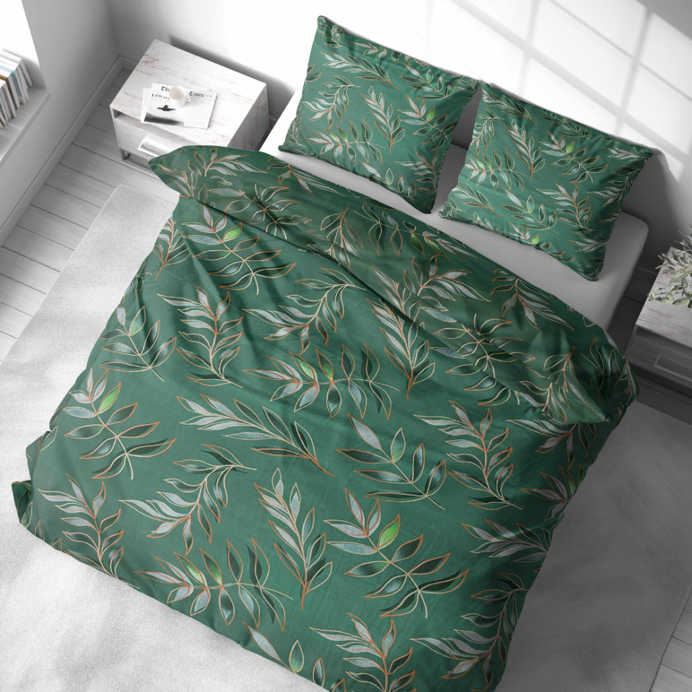 Gultas veļas komplekts „Jade Leaves“. Kokvilnas gultas veļa, 140x200 cm, 200x200 cm, 200x220 cm, 220x240 cm. Dažādu lapu kontūras un silueti zelta un vara joslās uz tumši zaļa fona.