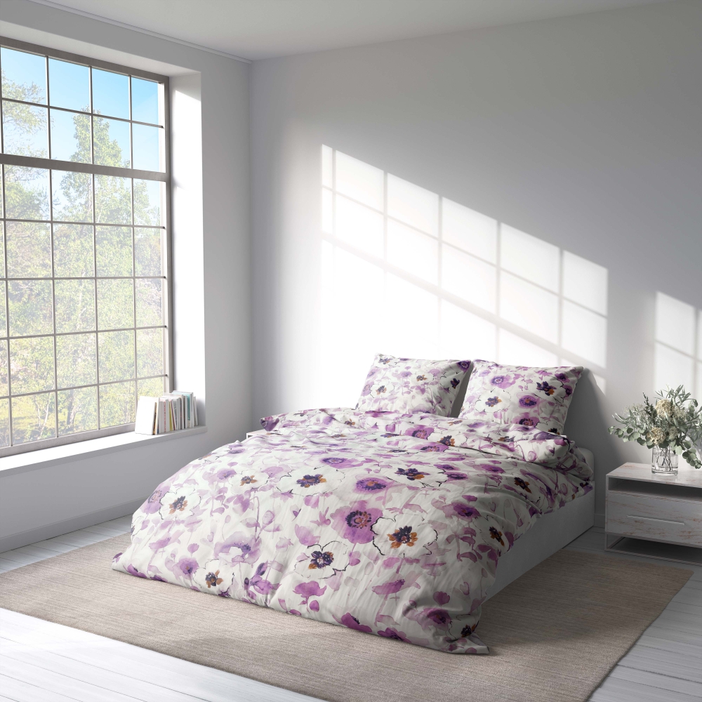 Gultas veļas komplekts „Jasmine“. Gultas veļas komplekti 140x200, 140x200 cm, 200x200 cm, 200x220 cm, 220x240 cm. Balts gultas veļas komplekts ar maigiem violetiem un baltiem jasmīna ziediem.