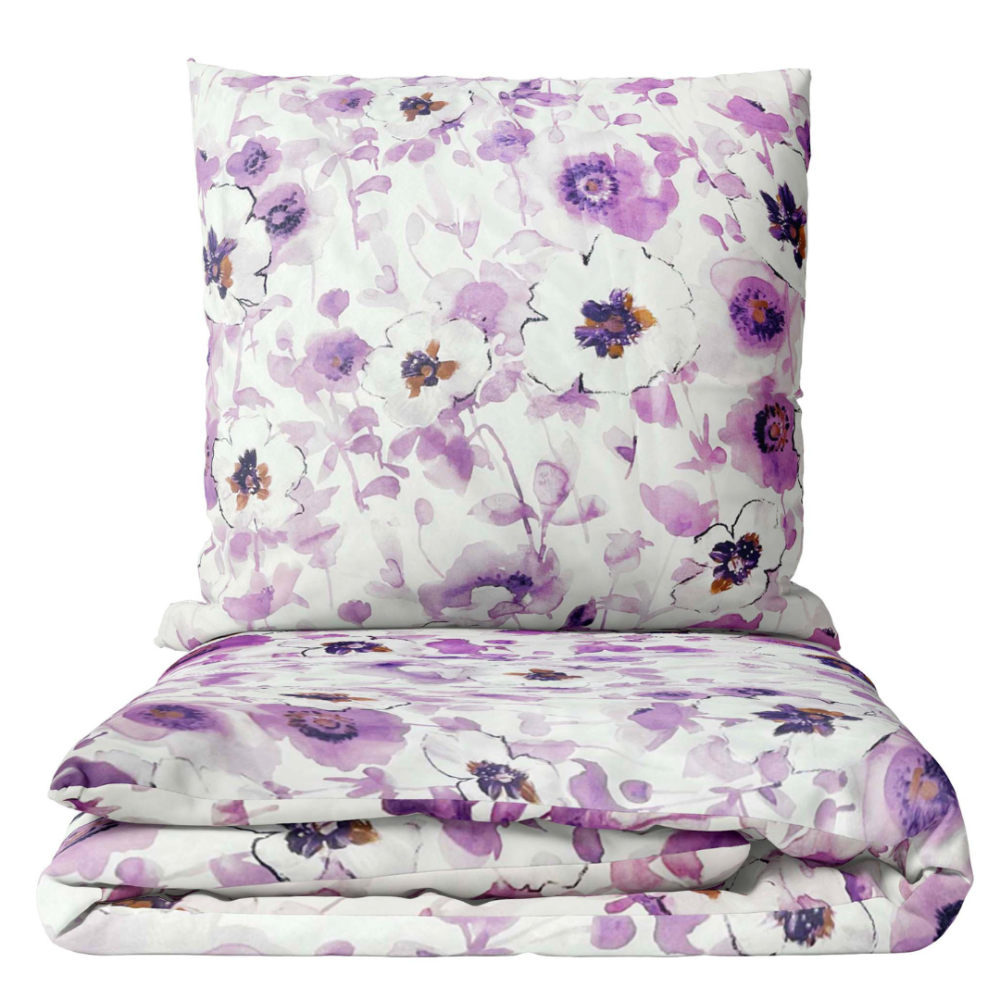 Gultas veļas komplekts „Jasmine“. Gultas veļas komplekti 140x200, 140x200 cm, 200x200 cm, 200x220 cm, 220x240 cm. Violeti un balti jasmīna ziedi uz mierīga bālgana fona.