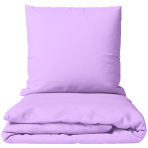 Gultas veļas komplekts „Keepsake Lilac“. Vienkrāsaina gultas veļa, 140x200 cm, 150x200 cm, 160x200 cm, 180x200 cm, 200x200 cm, 200x220 cm, 220x240 cm. Šis gultas veļas komplekts ar smalku, gaiši violeto toņu, kas atgādina lavandas, rada mierīguma un mājīguma sajūtu.