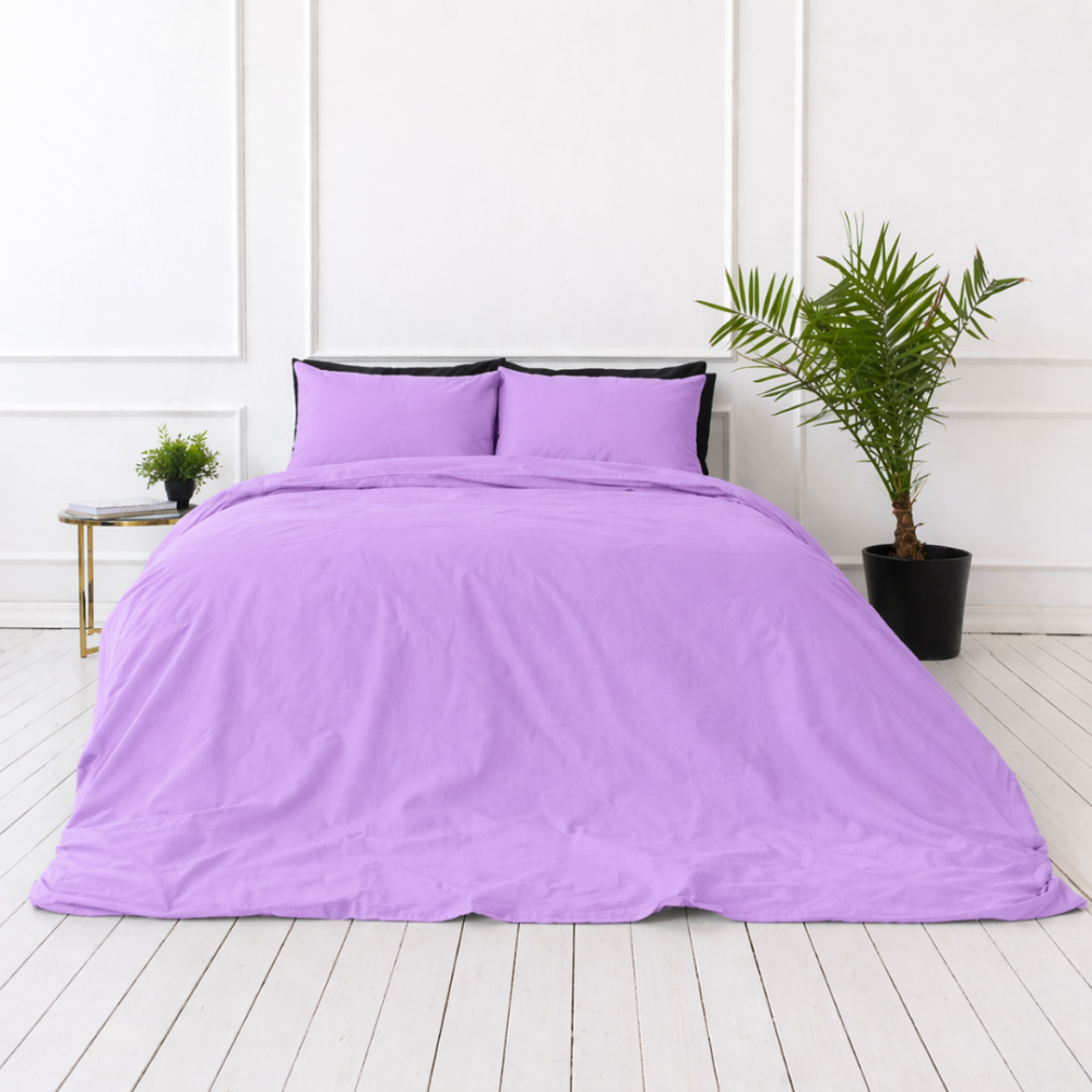 Gultas veļas komplekts „Keepsake Lilac“. Vienkrāsaina gultas veļa, 140x200 cm, 150x200 cm, 160x200 cm, 180x200 cm, 200x200 cm, 200x220 cm, 220x240 cm. Maiga un mierīga lavandas krāsa šim gultas komplektam piešķir siltumu un eleganci jūsu guļamistabā.