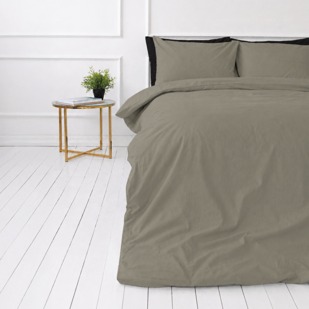 Gultas veļas komplekts „Khaki Grey“. Vienkrāsaina gultas veļa, 140x200 cm, 150x200 cm, 160x200 cm, 180x200 cm, 200x200 cm, 200x220 cm, 220x240 cm. Minimālistisks pelēkā haki krāsas gultas veļas komplekts ar vienmērīgu dizainu. Gultas veļas komplekts „Khaki Grey“. Vienkrāsaina gultas veļa, 140x200 cm, 150x200 cm, 160x200 cm, 180x200 cm, 200x200 cm, 200x220 cm, 220x240 cm. Minimālistisks pelēkā haki krāsas gultas veļas komplekts ar vienmērīgu dizainu.