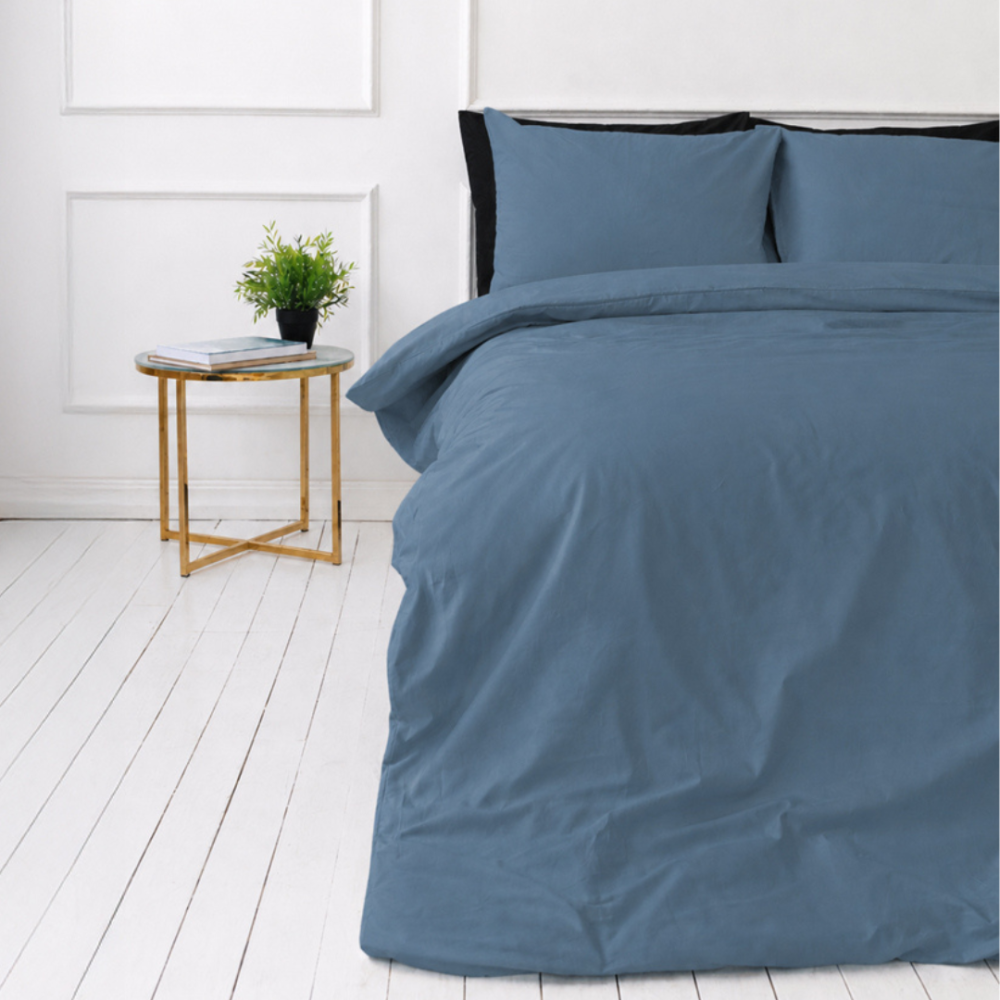 Gultas veļas komplekts „Yale Blue“. Vienkrāsaina gultas veļa, 140x200 cm, 150x200 cm, 160x200 cm, 180x200 cm, 200x200 cm, 200x220 cm, 220x240 cm. Minimālistisks pelēkzils gultas veļas komplekts ar vienmērīgu dizainu. Gultas veļas komplekts „Yale Blue“. Vienkrāsaina gultas veļa, 140x200 cm, 150x200 cm, 160x200 cm, 180x200 cm, 200x200 cm, 200x220 cm, 220x240 cm. Minimālistisks pelēkzils gultas veļas komplekts ar vienmērīgu dizainu.
