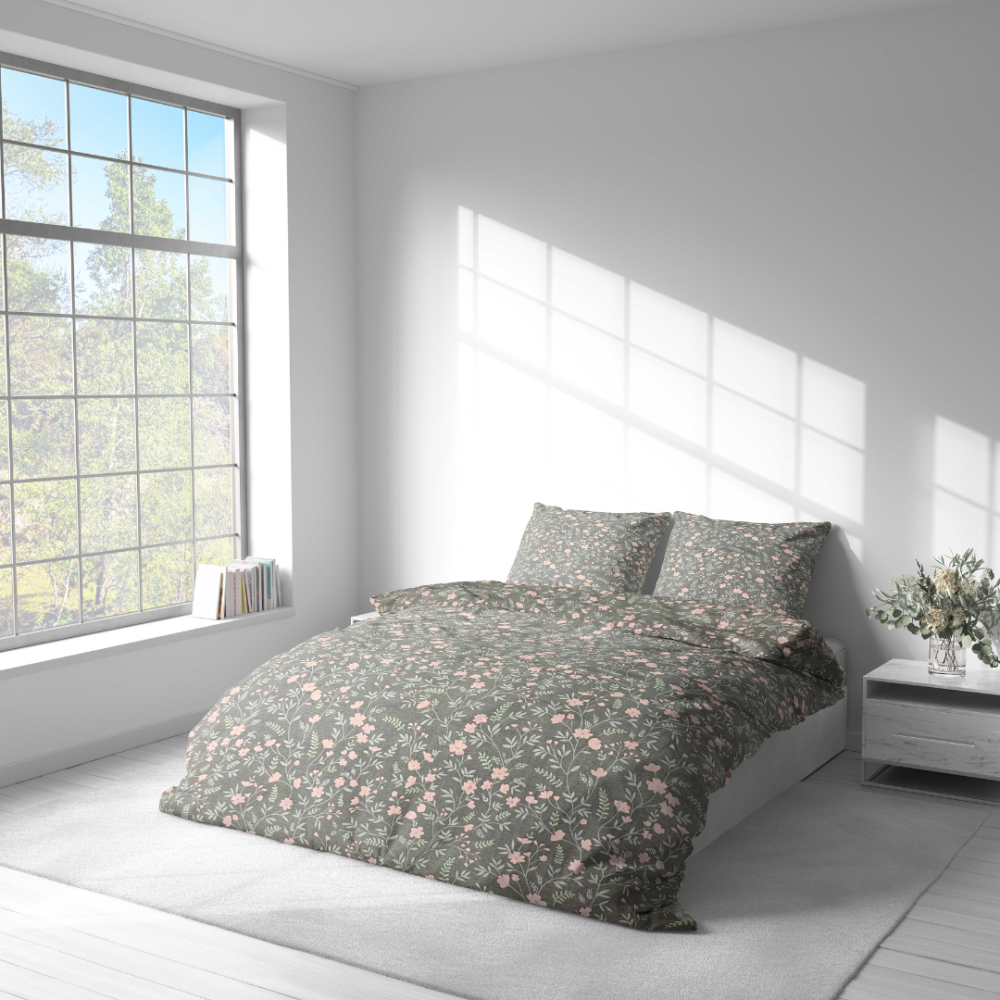 Gultas veļas komplekts „Levada“. Gultas veļas komplekti 140x200, 140x200 cm, 200x200 cm, 200x220 cm. Pelēks gultasveļas komplekts ar maigiem rozā toņiem un zaļu lapu rakstiem, kas ir ideāli piemērots nomierinošai un stilīgai guļvietai.
