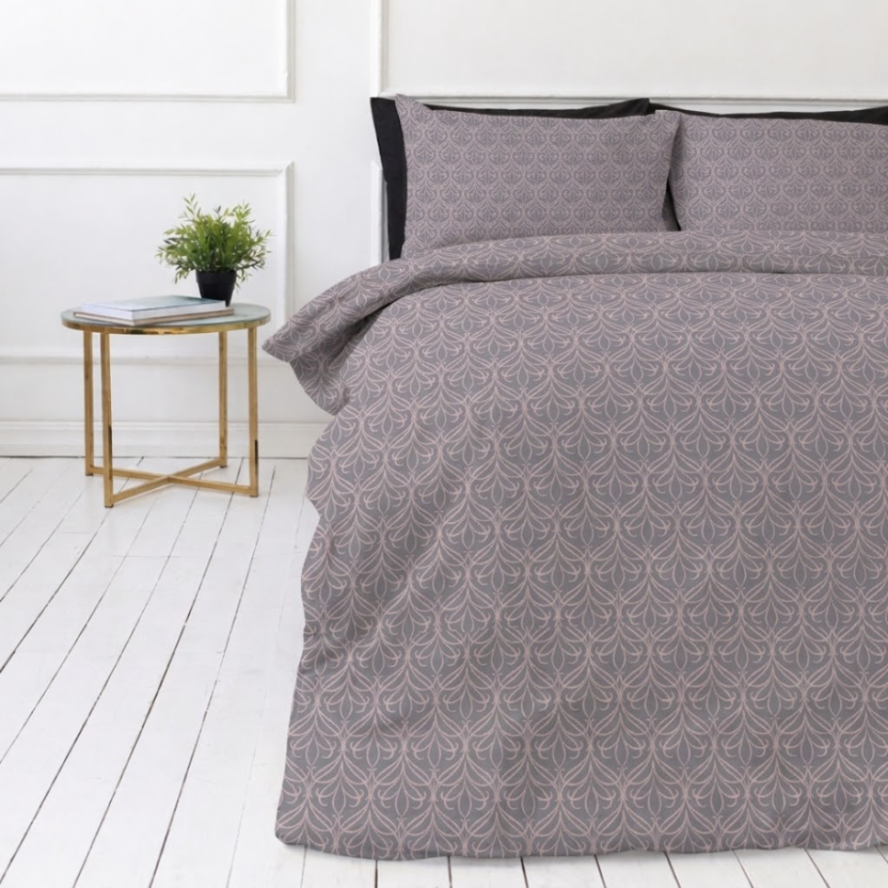 Gultas veļas komplekts „Ligomes“. Pelēka gultasveļa, 140x200 cm, 200x200 cm, 200x220 cm. Elegants pelēks gultasveļas komplekts, ko rotā rozā līnijas formas ornamenti un kas piedāvā modernu un izsmalcinātu izskatu jūsu guļvietai. Gultas veļas komplekts „Ligomes“. Pelēka gultasveļa, 140x200 cm, 200x200 cm, 200x220 cm. Elegants pelēks gultasveļas komplekts, ko rotā rozā līnijas formas ornamenti un kas piedāvā modernu un izsmalcinātu izskatu jūsu guļvietai.