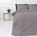 Gultas veļas komplekts „Ligomes“. Pelēka gultasveļa, 140x200 cm, 200x200 cm, 200x220 cm. Elegants pelēks gultasveļas komplekts, ko rotā rozā līnijas formas ornamenti un kas piedāvā modernu un izsmalcinātu izskatu jūsu guļvietai. Gultas veļas komplekts „Ligomes“. Pelēka gultasveļa, 140x200 cm, 200x200 cm, 200x220 cm. Elegants pelēks gultasveļas komplekts, ko rotā rozā līnijas formas ornamenti un kas piedāvā modernu un izsmalcinātu izskatu jūsu guļvietai.