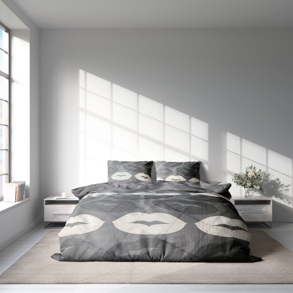 Gultas veļas komplekts „Lipstick“. Gultas veļas komplekti 140x200, 140x200 cm, 200x200 cm, 200x220 cm. Stilīgs pelēks gultasveļas komplekts ar gaiši un tumši pelēkiem lūpu krāsas rakstiem, kas lieliski piemērots modernam un mūsdienīgam guļamistabas tēlam.