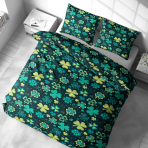Gultas veļas komplekts „Lucky Leaf“. Gultas veļas komplekti 140x200, 140x200 cm, 160x200 cm, 200x200 cm, 200x220 cm, 220x240 cm. Gultas veļas komplekts dziļi zaļā krāsā ar priecīgām trejdeviņu lapu rakstiem, ideāli piemērots dabas iedvesmotai un mierīgai miega videi.