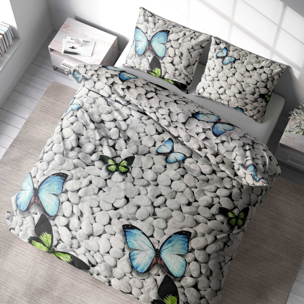 Gultas veļas komplekts „Mass“. Gultas veļas komplekti 140x200, 140x200 cm, 150x200 cm, 160x200 cm, 180x200 cm, 200x200 cm, 200x220 cm. Mierīgs gultasveļas komplekts ar baltiem akmeņiem un lidojošiem taureņiem.