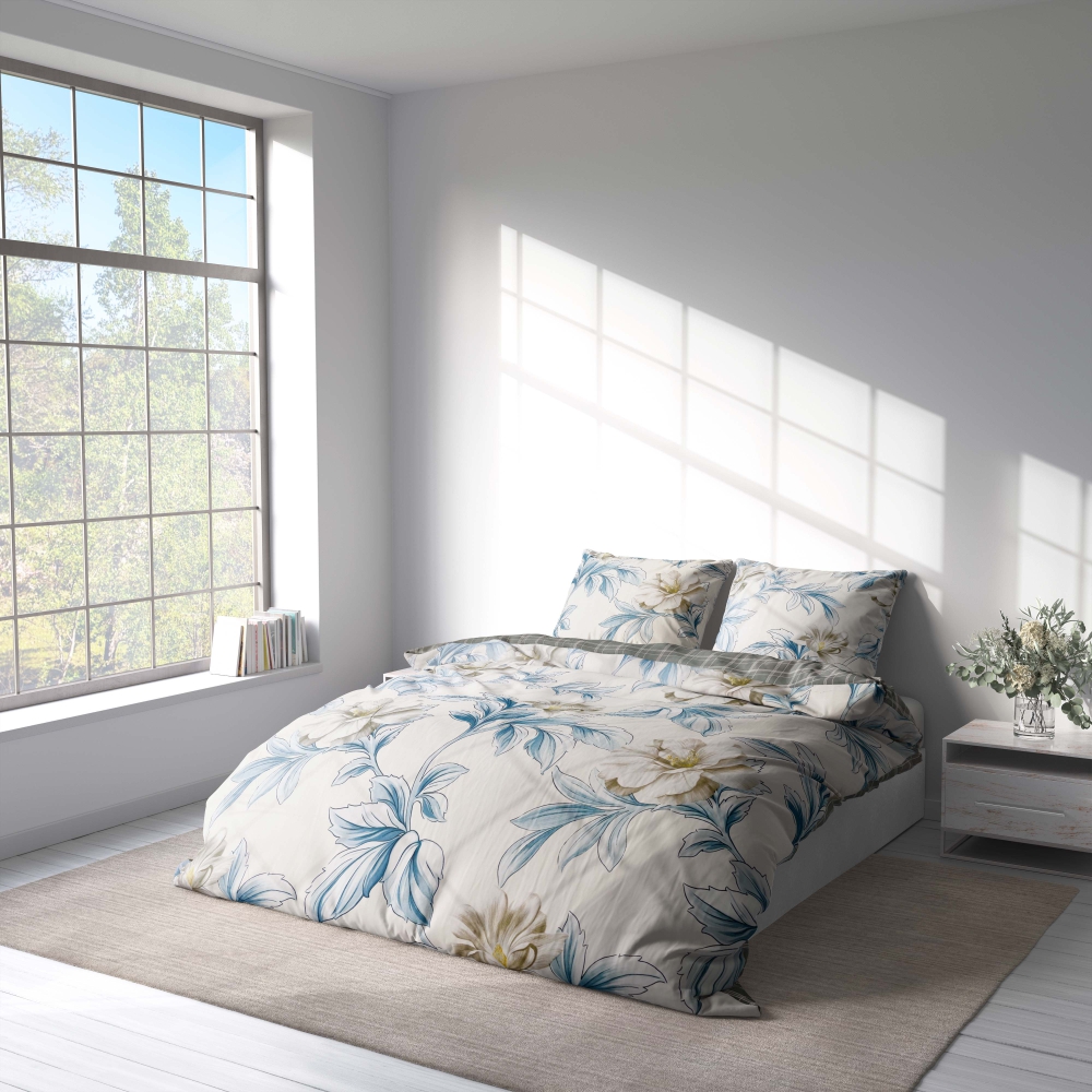 Gultas veļas komplekts „Melody“. Gultas veļas komplekti 140x200, 140x200 cm, 200x200 cm, 200x220 cm. Elegants balts gultasveļas komplekts ar maigiem ziliem un pelēkiem ziediem, kas lieliski piemērots nomierinošam guļamistabas iekārtojumam.