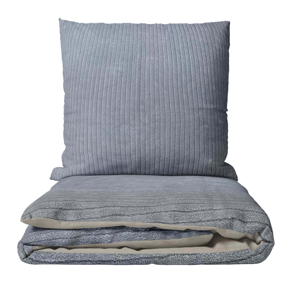 Pļušo gultas veļa „Minky Grey“. Gultas veļas komplekti 200x220, 200x220 cm. Gultas veļas komplekts no mīksta pelēka plīša auduma, kas nodrošina mājīgu un greznu sajūtu.