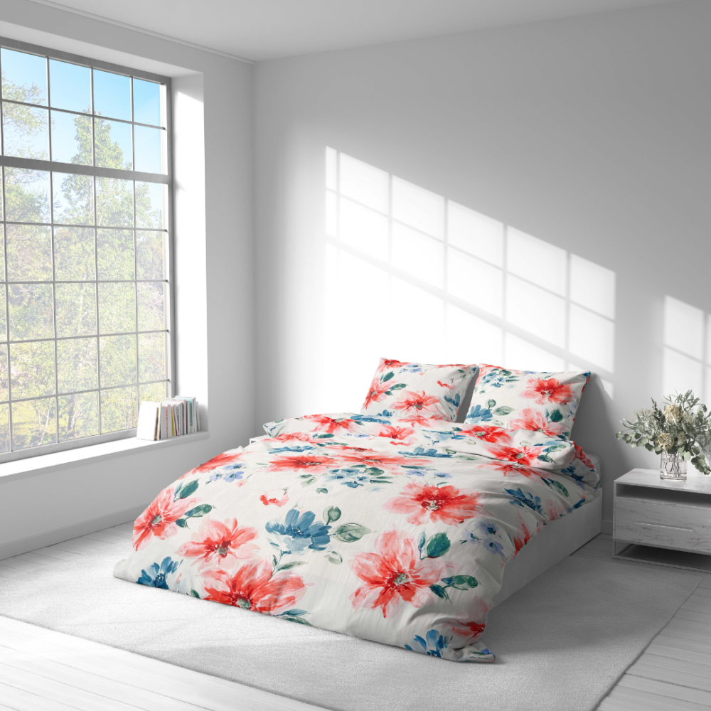 Gultas veļas komplekts „Miraflores“. Gultas veļas komplekti 140x200, 140x200 cm, 160x200 cm, 200x200 cm, 200x220 cm, 220x240 cm. Romantisks auduma dizains ar lieliem koraļļu un zilas krāsas ziediem uz gaiša fona.