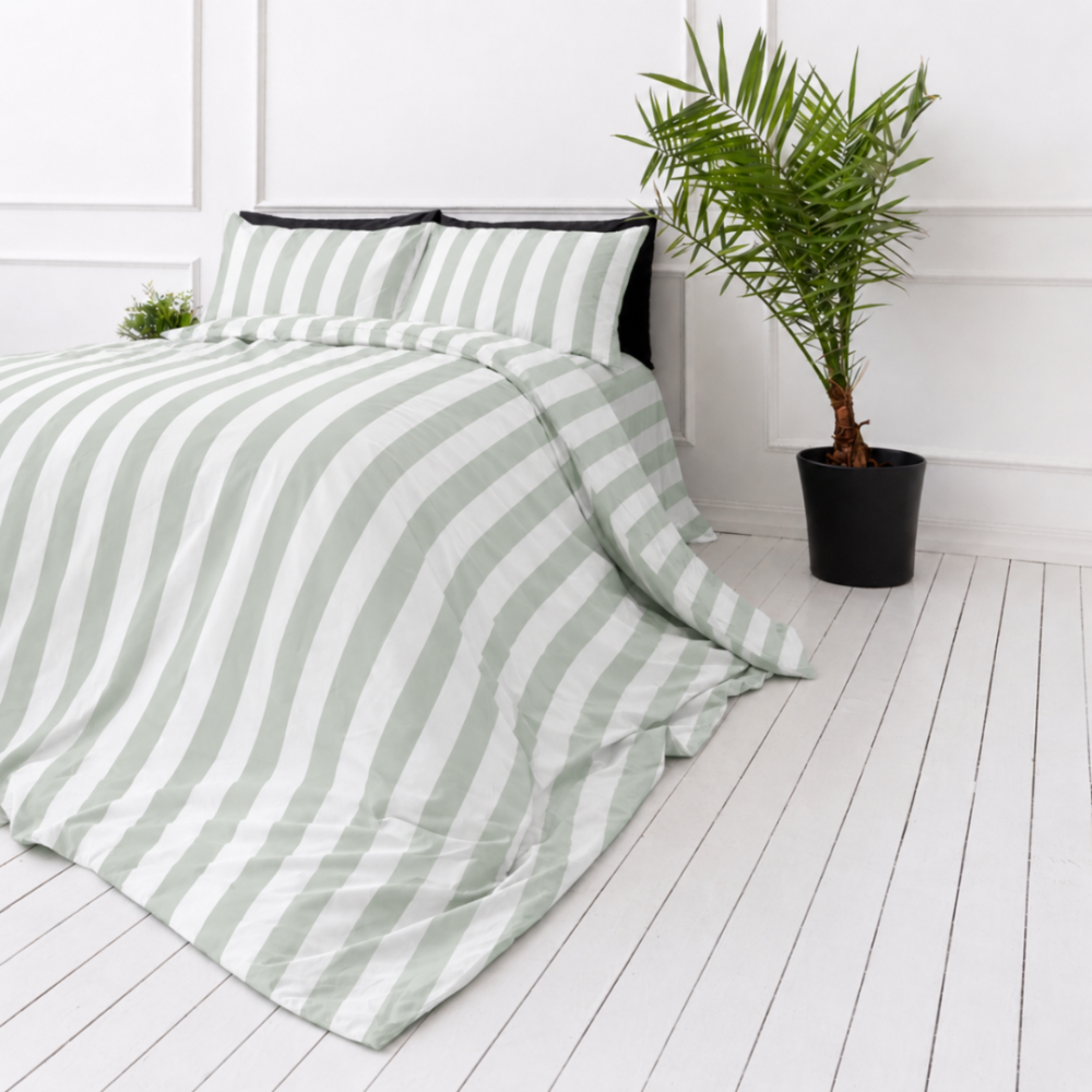Gultas veļas komplekts „Modern Line“. Rakstaina gultas veļa, 140x200 cm, 200x200 cm, 200x220 cm. Eleganta balta gultasveļa ar stilīgu zaļu un baltu svītru rakstu, kas ir ideāli piemērots, lai radītu svaigu un aicinošu atmosfēru jebkurā telpā.