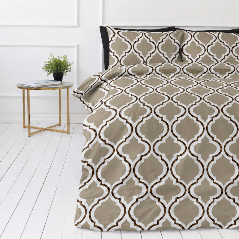 Gultas veļas komplekts „Moroccan Beige“. Bēša gultasveļa, 140x200 cm, 150x200 cm, 160x200 cm, 180x200 cm, 200x200 cm, 200x220 cm, 220x240 cm. Balts un smilšu krāsas gultas veļas komplekts ar tumši brūnām ornamentu līnijām