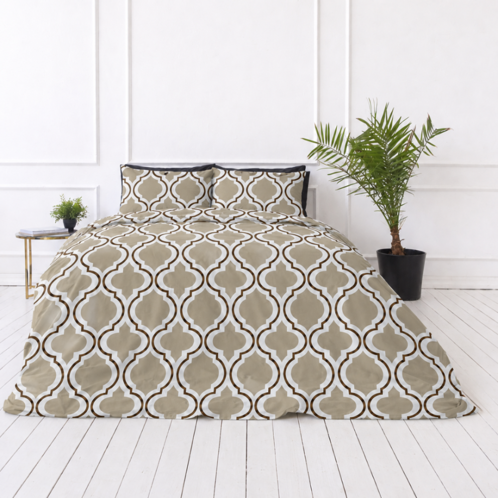 Gultas veļas komplekts „Moroccan Beige“. Bēša gultasveļa, 140x200 cm, 150x200 cm, 160x200 cm, 180x200 cm, 200x200 cm, 200x220 cm, 220x240 cm. Ģeometrisks gultas veļas komplekts ar baltiem ornamentiem un smilšu krāsas fonu