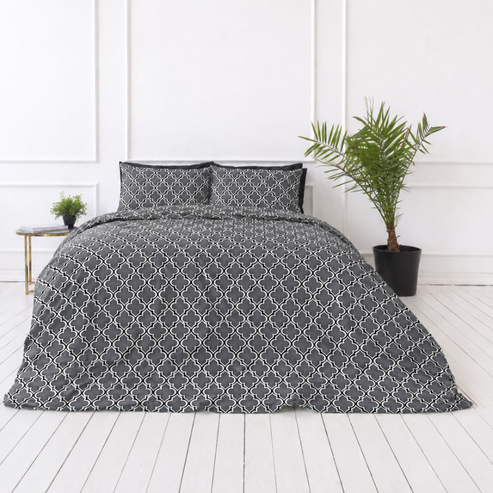 Gultas veļas komplekts „Morocco grey“. Pelēka gultasveļa, 140x200 cm, 150x200 cm, 160x200 cm, 180x200 cm, 200x200 cm, 200x220 cm, 220x240 cm. Pelēki melns gultasveļas dizains ar elegantu baltu ornamentālu rakstu