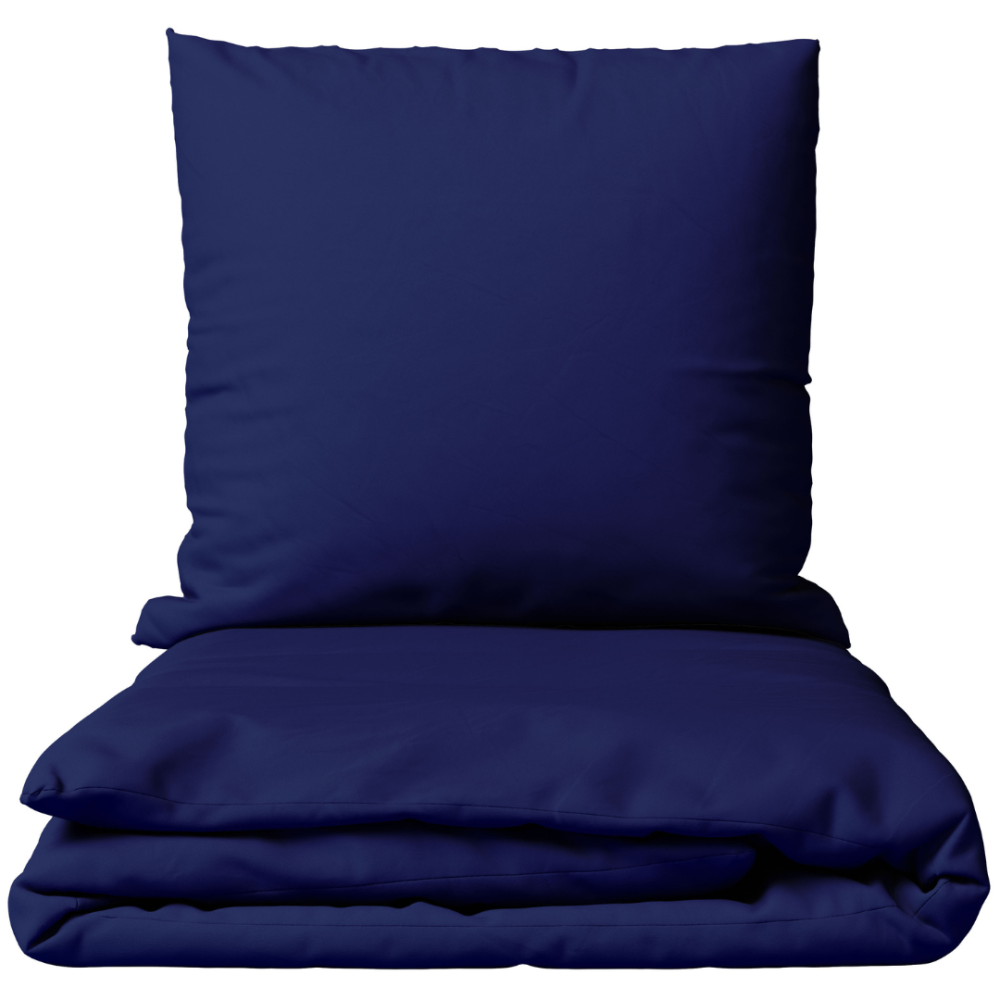 Gultas veļas komplekts „Navy“. Vienkrāsaina gultas veļa, 140x200 cm, 150x200 cm, 160x200 cm, 180x200 cm, 200x200 cm, 200x220 cm, 220x240 cm. Bagātīgs tumši zils gultasveļas komplekts, kas piešķirs dziļumu jūsu guļamistabas interjeram. Gultas veļas komplekts „Navy“. Vienkrāsaina gultas veļa, 140x200 cm, 150x200 cm, 160x200 cm, 180x200 cm, 200x200 cm, 200x220 cm, 220x240 cm. Bagātīgs tumši zils gultasveļas komplekts, kas piešķirs dziļumu jūsu guļamistabas interjeram.