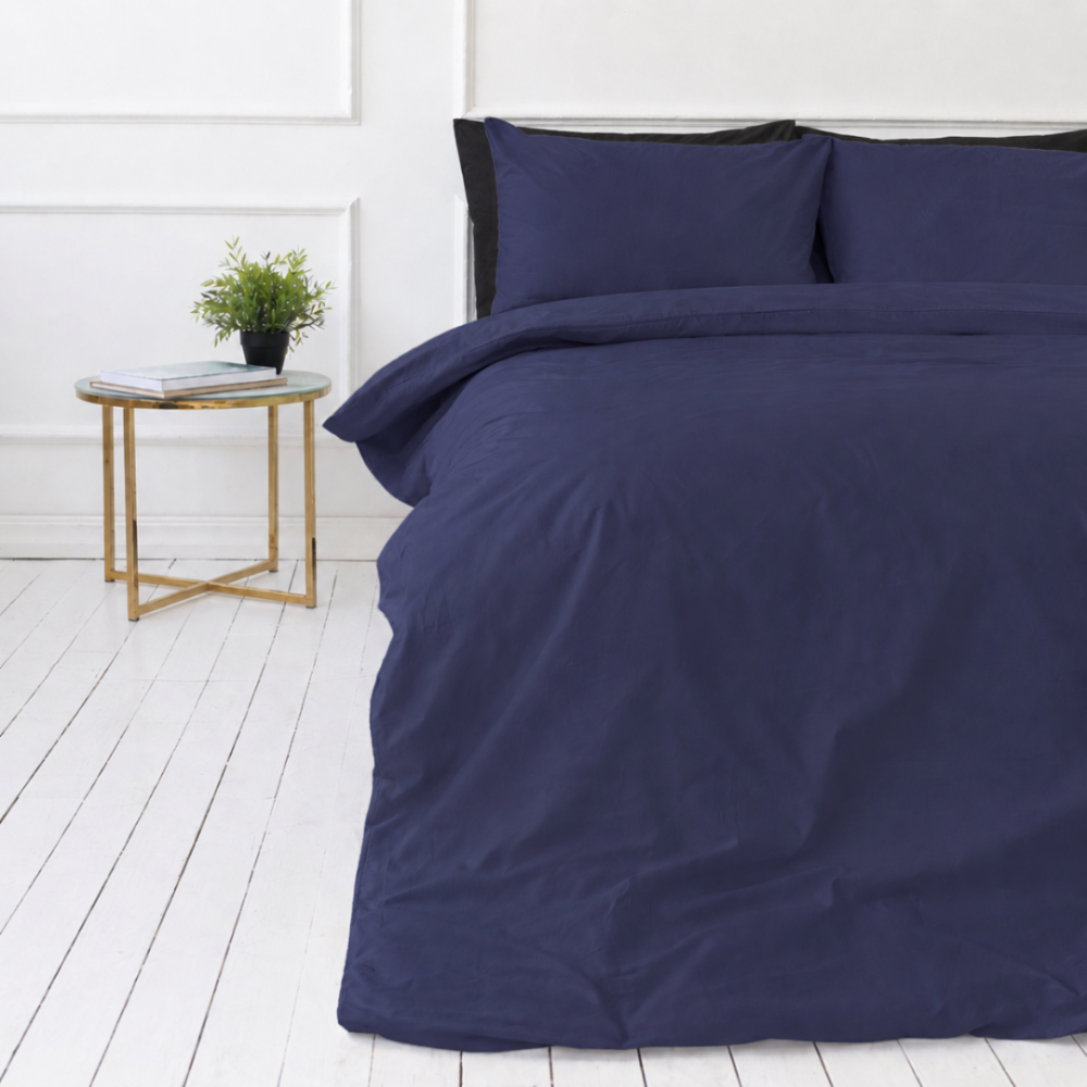 Gultas veļas komplekts „Navy“. Vienkrāsaina gultas veļa, 140x200 cm, 150x200 cm, 160x200 cm, 180x200 cm, 200x200 cm, 200x220 cm, 220x240 cm. Klasisks tumši zils gultasveļas komplekts, kas lieliski piemērots mūžīgajam guļamistabas interjeram. Gultas veļas komplekts „Navy“. Vienkrāsaina gultas veļa, 140x200 cm, 150x200 cm, 160x200 cm, 180x200 cm, 200x200 cm, 200x220 cm, 220x240 cm. Klasisks tumši zils gultasveļas komplekts, kas lieliski piemērots mūžīgajam guļamistabas interjeram.