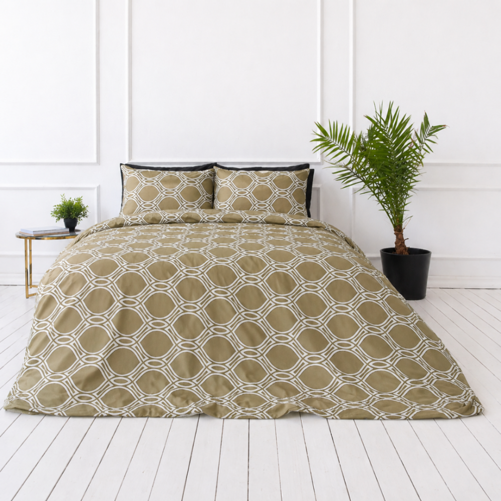 Gultas veļas komplekts „Olive Orbit“. Zaļa gultasveļa, 140x200 cm, 150x200 cm, 160x200 cm, 180x200 cm, 200x200 cm, 200x220 cm, 220x240 cm. Zaļganas krāsas gultas veļa ar elegantu ģeometrisku rakstu