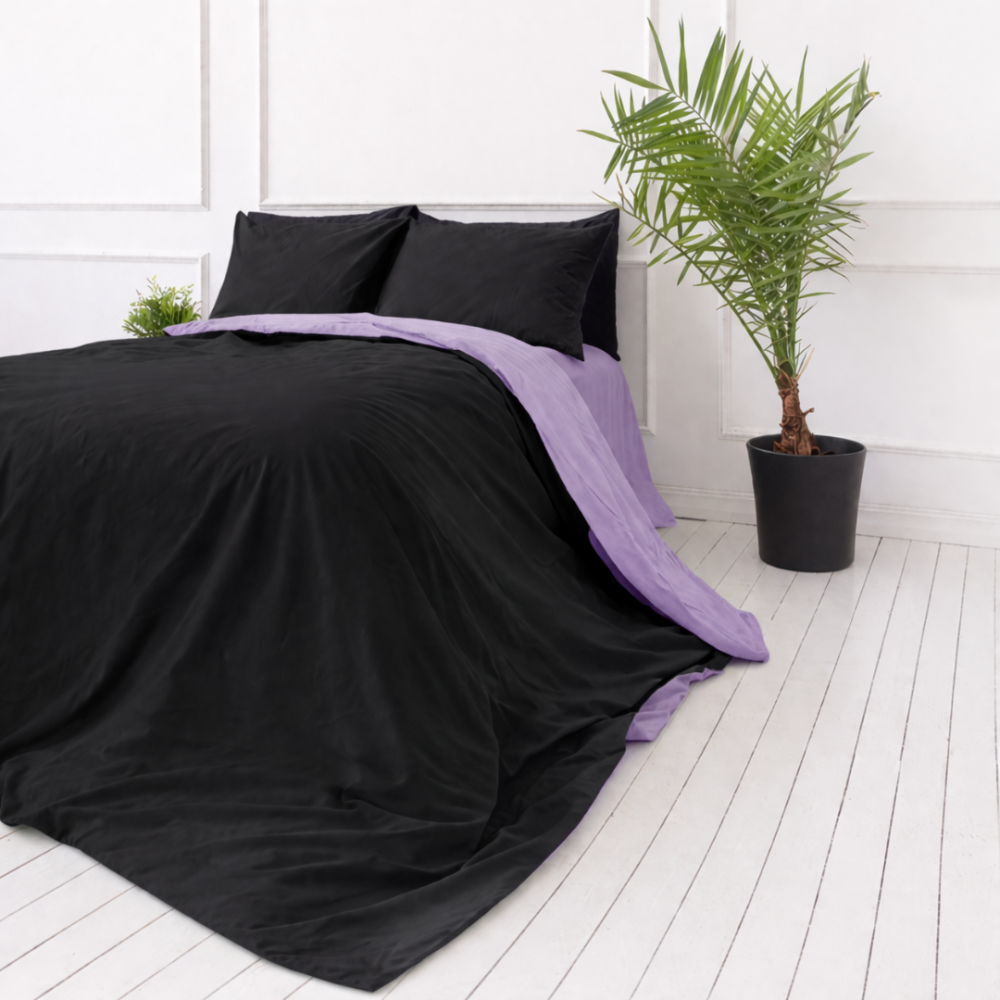 Gultas veļas komplekts „Ozai Orchid“. Violeta gultasveļa, 140x200 cm, 150x200 cm, 160x200 cm, 180x200 cm, 200x200 cm, 200x220 cm, 220x240 cm. Divpusējs gultas veļas komplekts ar melnu un maigu lavandas krāsu.