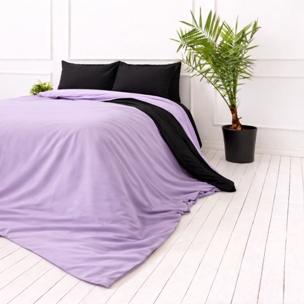 Gultas veļas komplekts „Ozai Orchid“. Violeta gultasveļa, 140x200 cm, 150x200 cm, 160x200 cm, 180x200 cm, 200x200 cm, 200x220 cm, 220x240 cm. Elegants divpusējs gultas veļas komplekts melnā un lavandas krāsā.