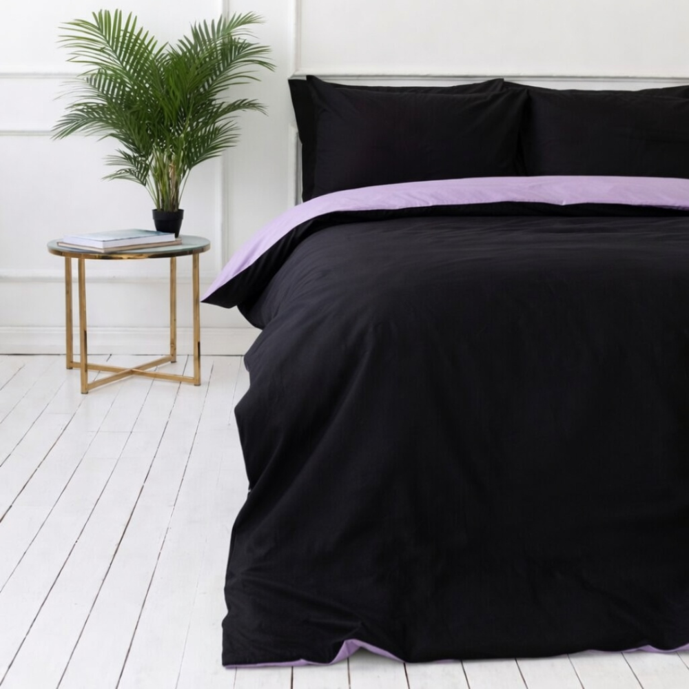 Gultas veļas komplekts „Ozai Orchid“. Violeta gultasveļa, 140x200 cm, 150x200 cm, 160x200 cm, 180x200 cm, 200x200 cm, 200x220 cm, 220x240 cm. Moderns divpusējs gultas veļas komplekts melnā ar lavandas akcentu.